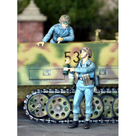 Ger soldier SdkFz 251/9 Normandie juin 1944 (2fig)